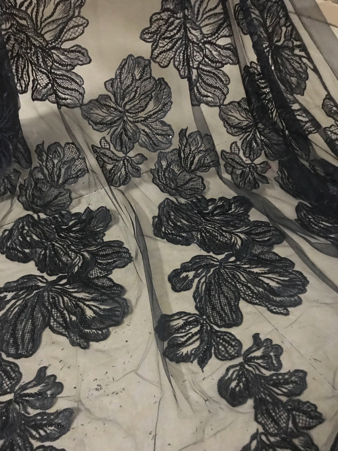 Tessuto per abiti in pizzo a rete in tulle con ricami in rilievo e paillettes nere da 5 YARDS/Semantha