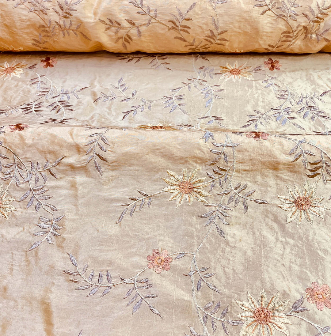 Tessuto di seta finto taffetà con ricamo floreale color pesca