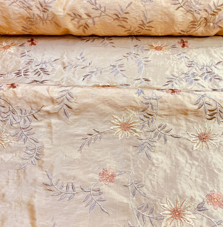 Tessuto di seta finto taffetà con ricamo floreale color pesca