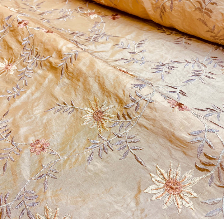 Tessuto di seta finto taffetà con ricamo floreale color pesca