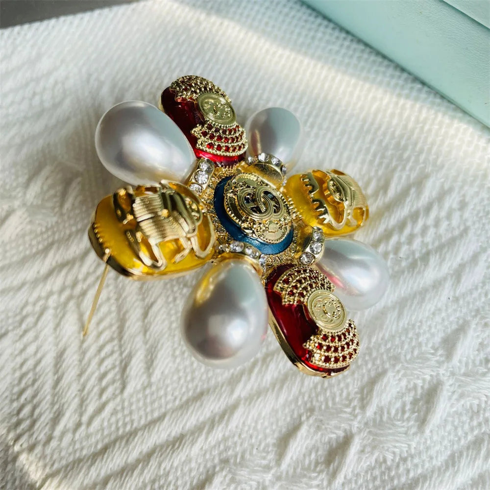 Aysegül Novelty Brooch