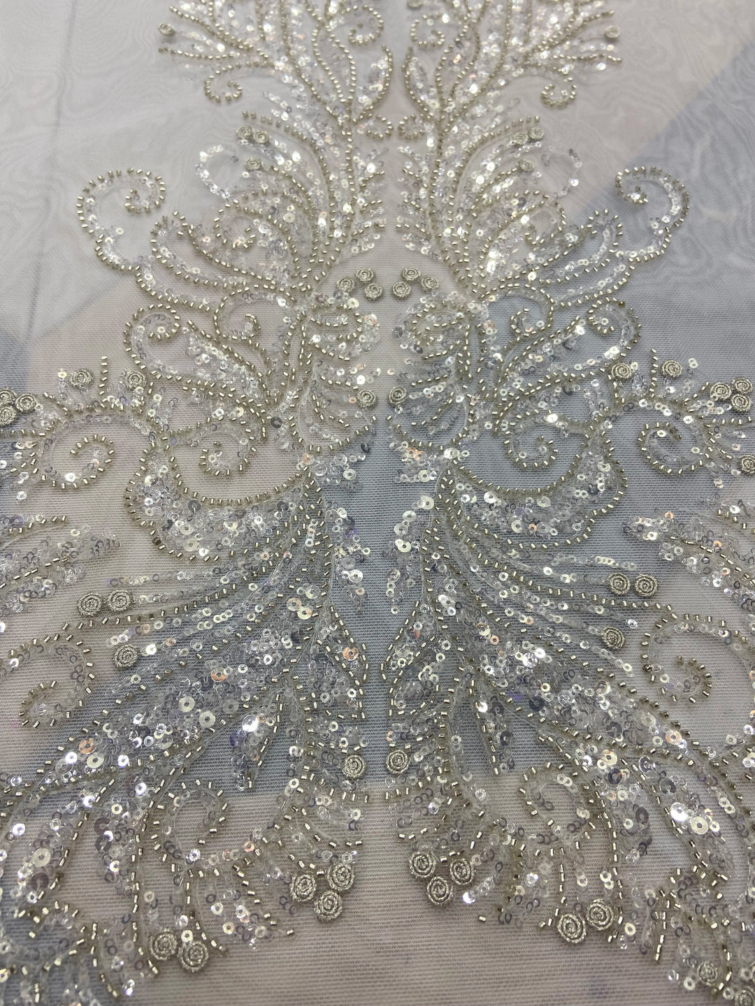 Tessuto per abito in pizzo a rete in tulle con paillettes e perline Breanda Regal da 5 YARDS