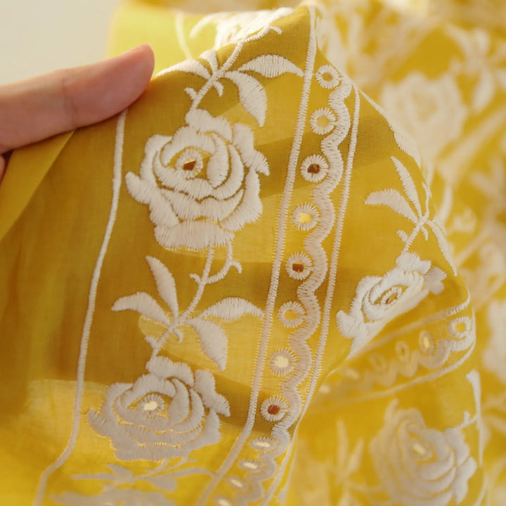 Tessuto ricamato floreale multicolore in cotone rosa giallo beige