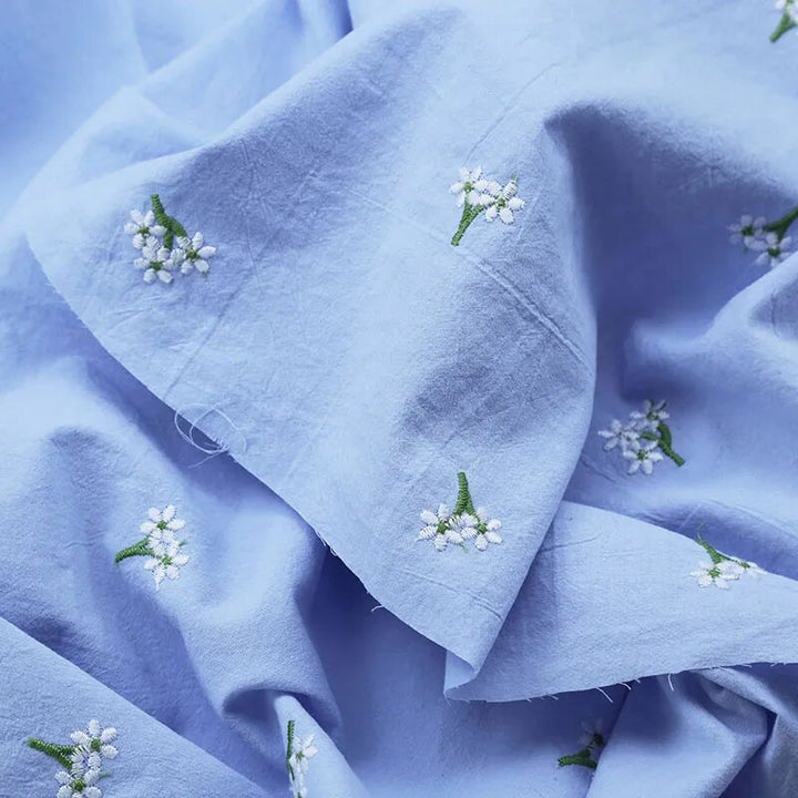 Tessuto ricamato floreale multicolore in cotone blu