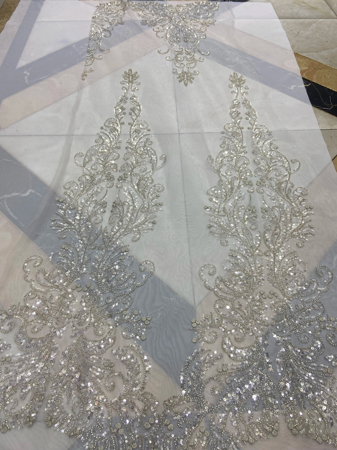 Tessuto per abito in pizzo a rete in tulle con paillettes e perline Breanda Regal da 5 YARDS