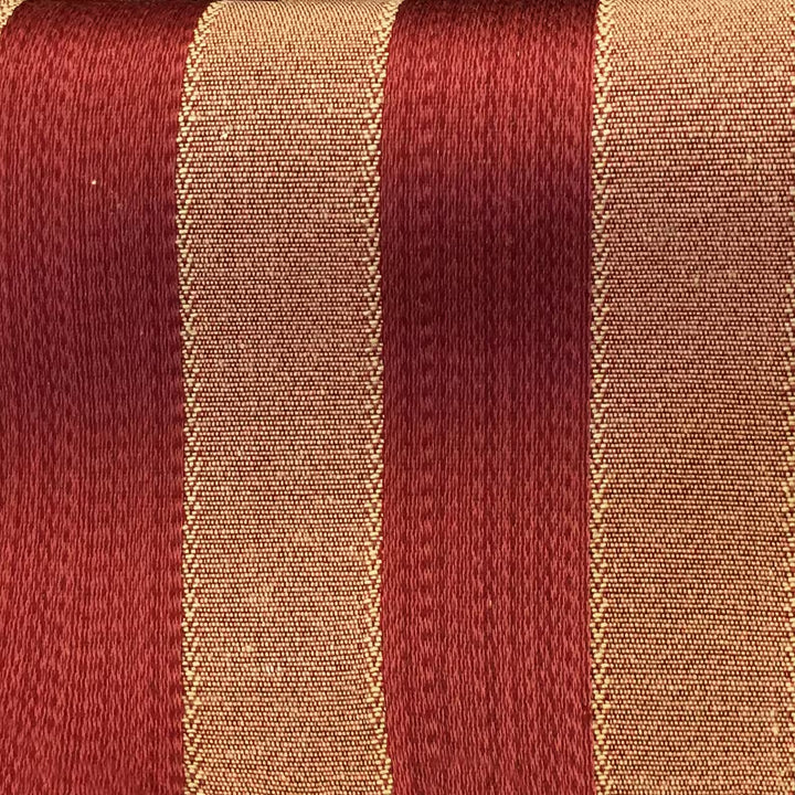 Tessuto jacquard a righe tono su tono rosso ECO da 108 pollici