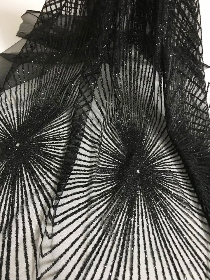 RAFAELA SILVER Tessuto per abito in pizzo a rete con ricamo geometrico glitterato / Venduto tagliato a misura 