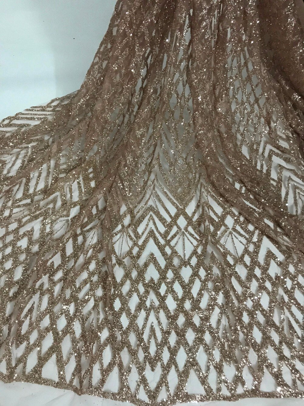 Tessuto per abiti da cerimonia nuziale in pizzo con ricami geometrici color oro marrone Nicolette, 5 metri