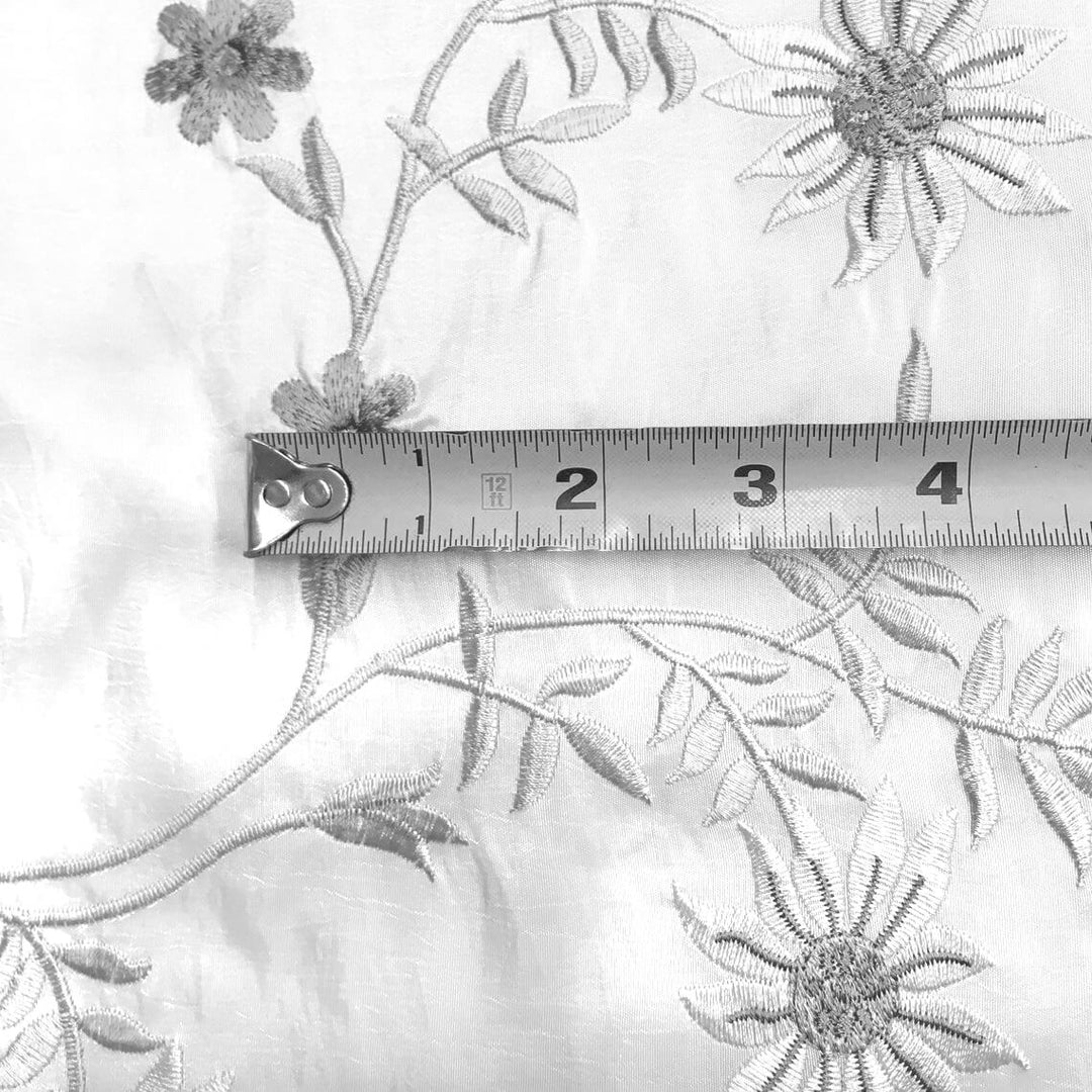 Tessuto di seta finto taffetà con ricamo floreale color pesca