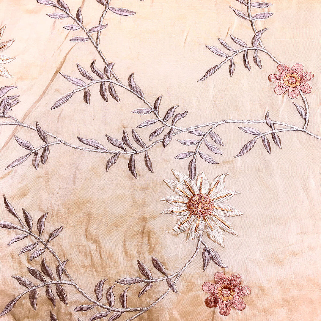 Tessuto di seta finto taffetà con ricamo floreale color pesca