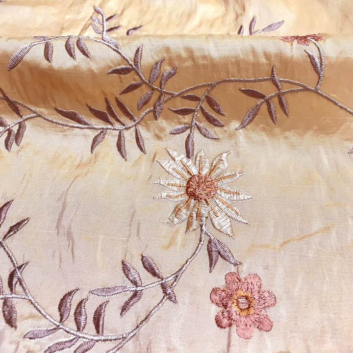 Tessuto di seta finto taffetà con ricamo floreale color pesca